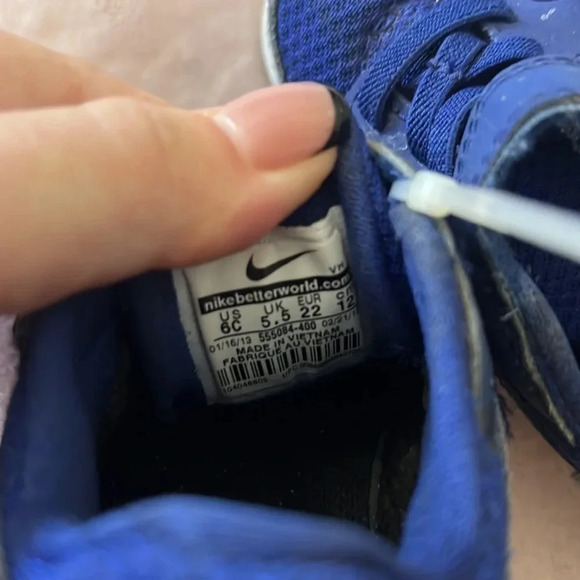 Nike sneakers, infant boys size 6 - Picture 4 of 4